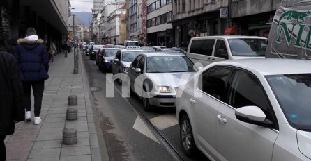 ZBOG PROTESTNE ŠETNJE ZA DŽENANA MEMIĆA: Gužve u saobraćaju u Ulici Maršala Tita (FOTO)