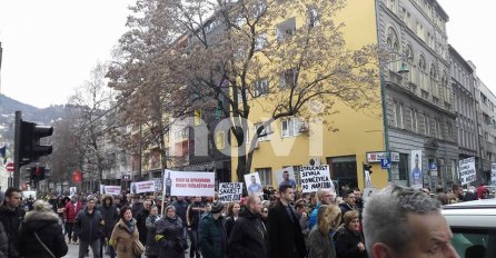 DRUGA GODIŠNJICA/ U SARAJEVU PROTESTNA ŠETNJA ZA DŽENANA MEMIĆA:  Građani uzvikivali "Ubice, lopovi" 