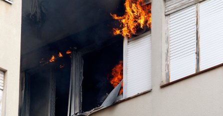 Buknuo požar u stanu, djeca i roditelji pobjegli na ulicu