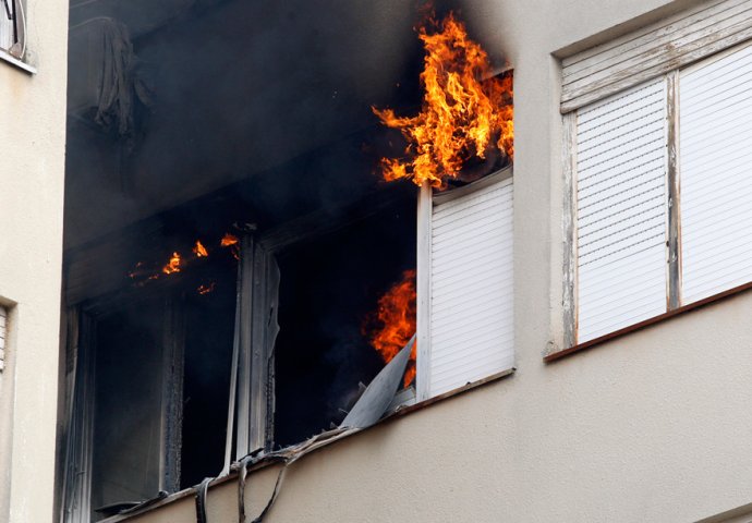 Buknuo požar u stanu, djeca i roditelji pobjegli na ulicu