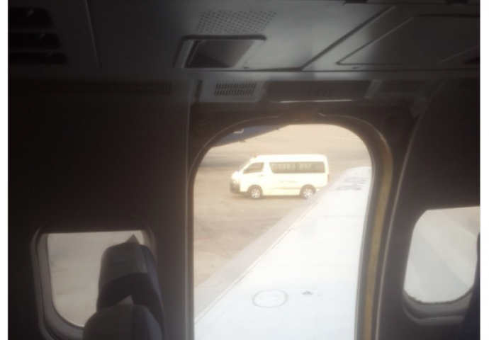 Avionu otpala vrata nakon slijetanja, let je bio vrlo bučan (VIDEO)