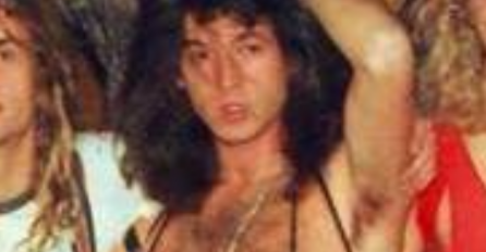 U OVAKVOM IZDANJU I SAM SE SEBE SRAMI: Veliki pjevač je nekad bio mlad i neobuzdan, MOŽETE LI GA PREPOZNATI?