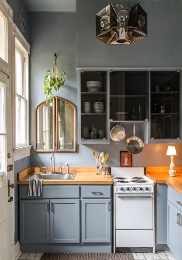 01-serenity-with-modern-blues-small-kitchen-idea-homebnc