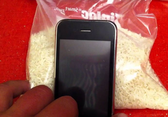 TRIK KOJI MORATE ZNATI: Stavio je mobitel u kesu riže, RAZLOG ĆE VAS ODUŠEVITI! (VIDEO)