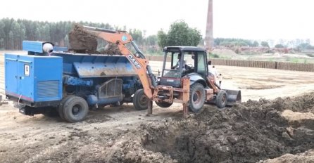 OVAKO NEŠTO JOŠ NISTE VIDJELI: Pogledajte specijalni kamion koji za sat vremena proizvode 15 000 cigli! (VIDEO) 