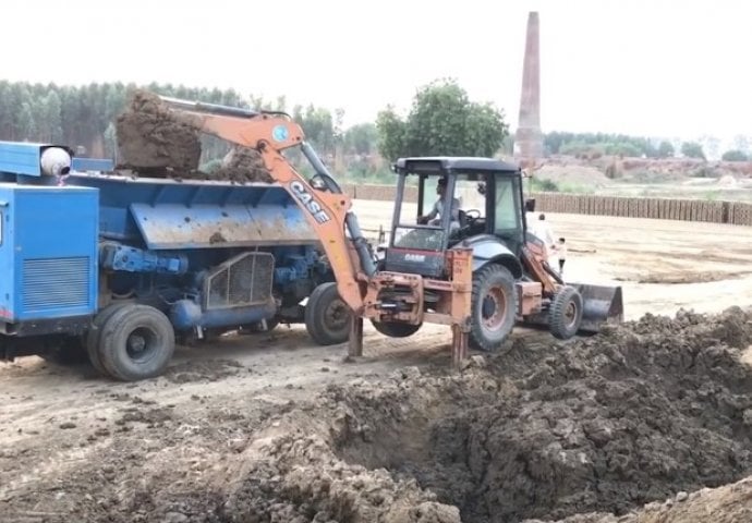 OVAKO NEŠTO JOŠ NISTE VIDJELI: Pogledajte specijalni kamion koji za sat vremena proizvode 15 000 cigli! (VIDEO) 