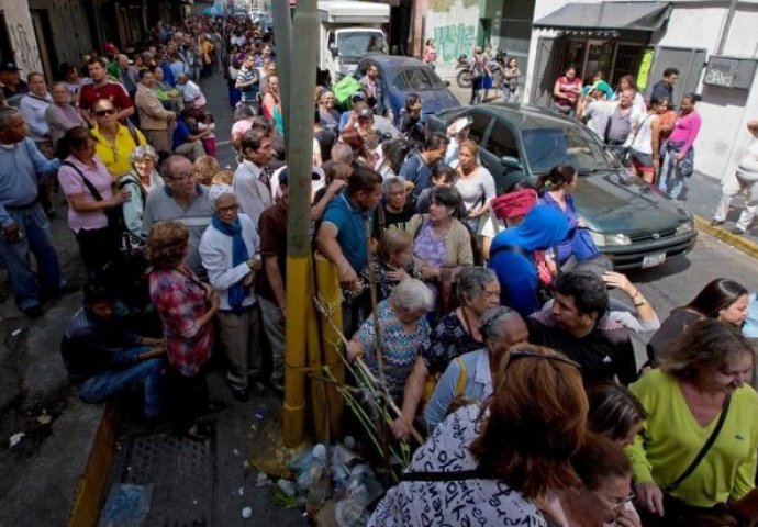 Na hiljade očajnih ljudi bježi iz Venezuele (FOTO)