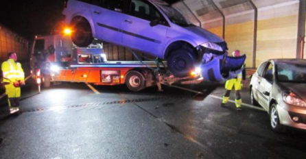 HAOS NA AUTOPUTU: Bosancu ispali Clio i Megane s prikolice