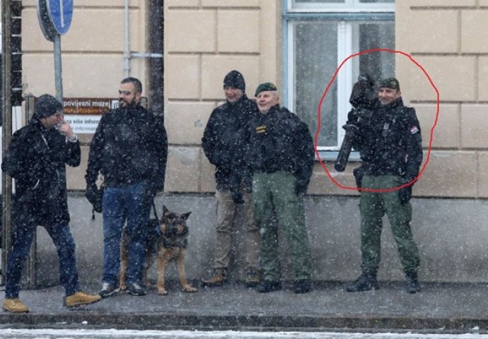 NIŠTA NIJE BILO PREPUŠTENO SLUČAJU: Pogledajte kakvom puškom policija čuva Vučića na Markovu trgu (FOTO)