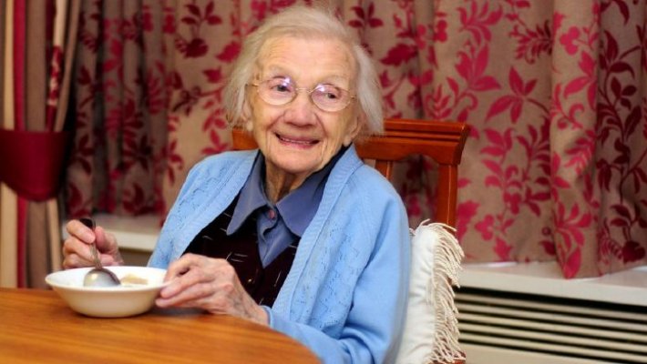 218333-jessie-gallan-thought-to-be-scotland-oldest-woman-at-108-years-old-puts-her-health-down-to-one-bow-696x392