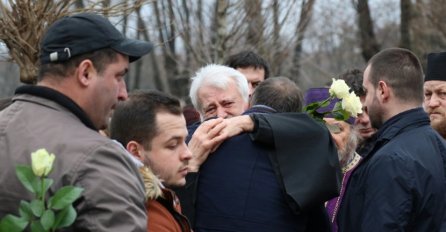 NAJTUŽNIJI TRENUTAK NA SAHRANI: Svi su gledali u oca Nebojše Glogovca, a onda se on slomio (FOTO)