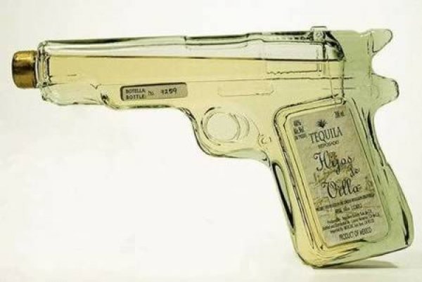 flasa-tekile-u-obliku-pistolja-7