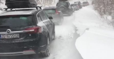 KOLAPS U HRVATSKOJ: Kolona automobila zapela u snijegu, autobus i kombi sletjeli sa ceste! (FOTO)