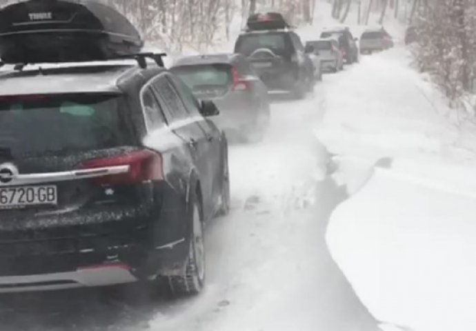 KOLAPS U HRVATSKOJ: Kolona automobila zapela u snijegu, autobus i kombi sletjeli sa ceste! (FOTO)
