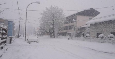 SNJEŽNA MEĆAVA ZATRPALA KRAJINU: Prekinuta nastava, gomile snijega na ulicama, saobraćaj otežan
