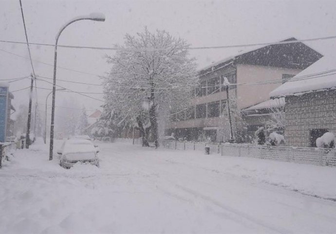 SNJEŽNA MEĆAVA ZATRPALA KRAJINU: Prekinuta nastava, gomile snijega na ulicama, saobraćaj otežan