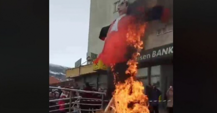 Spalili lutku sudije koji je osudio Praljka i ostale  u Livnu na Dječijem karnevalu (VIDEO)
