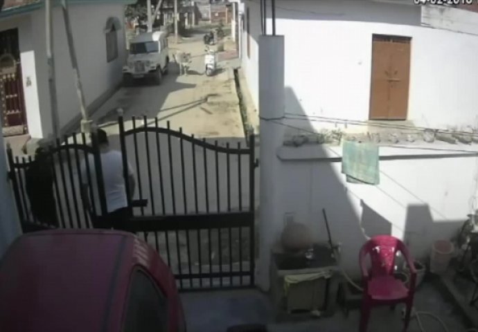 ISPRED KUĆE GA NAPALA GRUPA MUŠKARACA,  a onda je iz kuće izašla njegova žena i napravila haos (VIDEO)