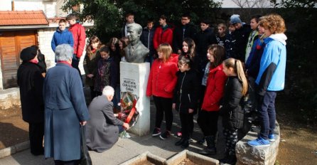 Polaganjem cvijeća počelo obilježavanje Dana oslobođenja Mostara