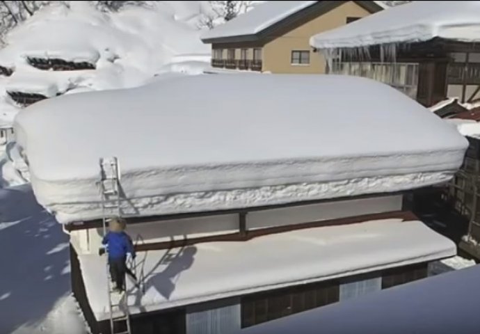 Pogledajte kako Japanci čiste veliki snijeg sa svojih krovova. Metoda ovog Japanca će vas dobro nasmijati (VIDEO) 