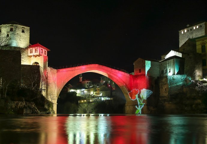 Crveni karanfil i bijela ruža na Starom mostu (FOTO)
