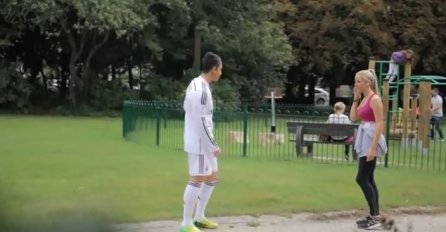 Obukao je dres Real Madrida i pred djevojkama glumio da je Ronaldo. Čekajte da vidite šta je uradio plavuši na kraju! (VIDEO)