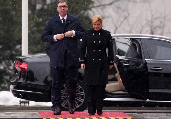 POKLON OD POLA MILIONA EURA: Evo od koga je Vučić dobio automobil koji je izazvao VELIKU PAŽNJU