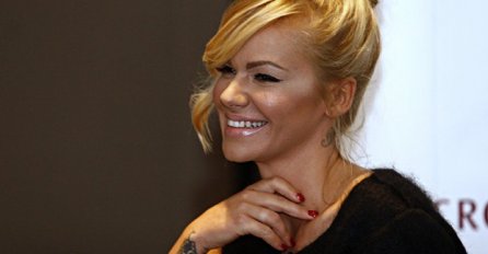 PRVE FOTOGRAFIJE NAKON POROĐAJA: Nataša Bekvalac sa kćerkom napustila porodilište, svi su gledali u nju ZBOG IZGLEDA (FOTO)