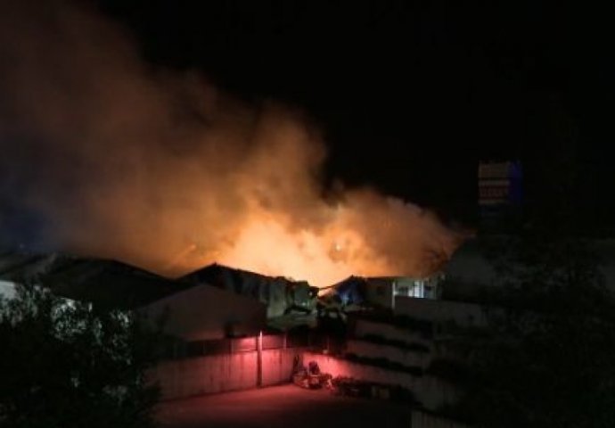 RIJEKA: U požaru u potpunosti izgorio prodajni centar