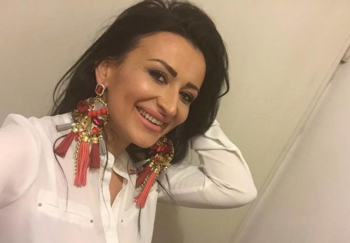 PJEVA NA ROMSKIM SVADBAMA, A OVDJE ŽIVI: Andreana Čekić otvorila vrata svog stana, pokazala kuhinju, bračni krevet!