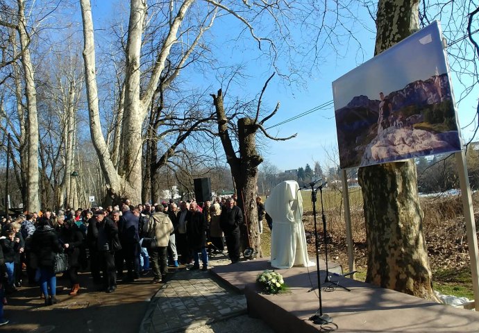 TAČNO NA MJESTU GDJE JE PAO: Otkriven spomenik Dženanu Memiću na Ilidži (FOTO)