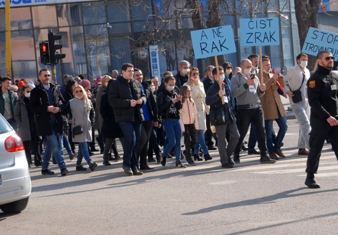 TUZLA: Mirni protesti građana zbog zagađenja
