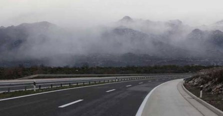 STANJE NA PUTEVIMA: U BiH kolovozi suhi i mjestimično vlažni, oprez zbog odrona