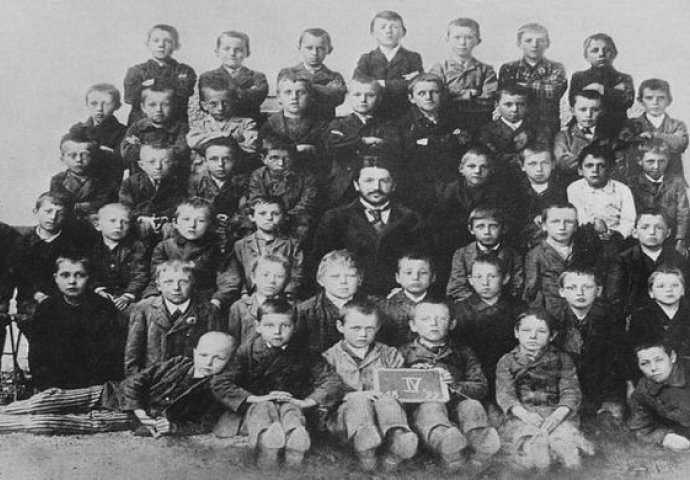 I TADA SE ISTICAO: Hitlerovo odjeljenje iz osnovne škole, DA LI GA MOŽETE PREPOZNATI ? (FOTO)