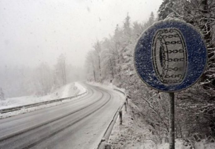 STANJE NA PUTEVIMA: Zbog sniježnih padavina usporeno se saobraća na većini puteva u našoj zemlji