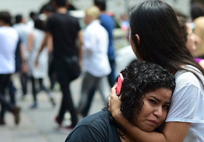 Zemljotres jačine 6,1 po Rihteru pogodio Meksiko Siti! Uspaničeni ljudi izletjeli na ulice!
