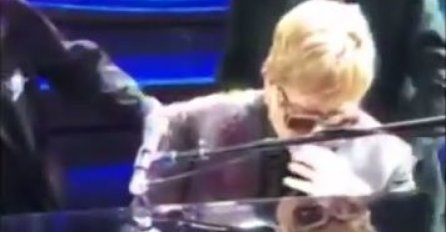 POGOĐEN U GLAVU ZA VIJEME NASTUPA: Snimka prikazuje reakciju pjevača, prebrojao je zube!