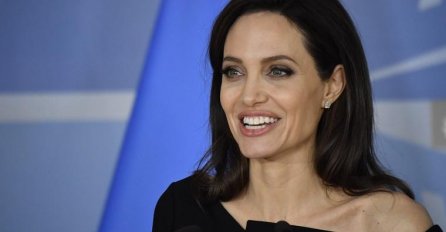 ANGELINA ZABLISTALA NA CRVENOM TEPIHU: Onda se okrenula i leđima zgrozila mnoge