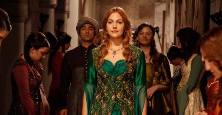 HUREM SE POJAVILA NA CRVENOM TEPIHU: Uhvatićete se za glavu kad vidite kako izgleda! (FOTO)