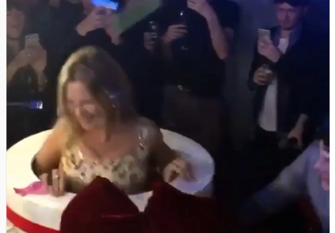 Djevojka je iskočila iz torte kao iznenađenje, ali je u sekundi nespretno raširila noge i iznenadila goste (VIDEO)