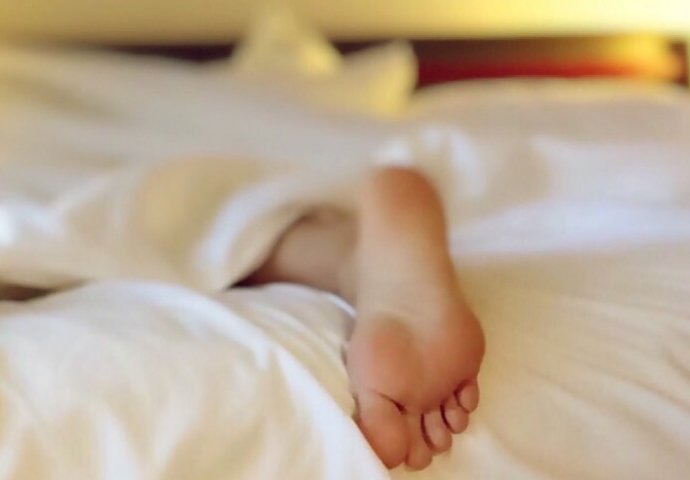 Da li i vama jedna noga uvijek viri ispod pokrivača dok spavate: EVO ŠTA TO ZNAČI!