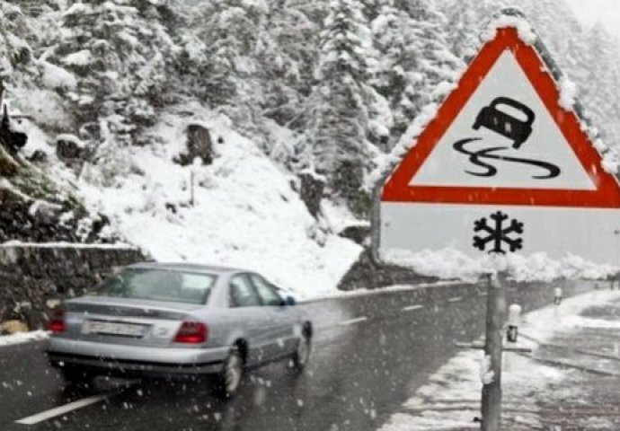 VOZAČI, OPREZ: Nove snježne padavine otežale saobraćaj