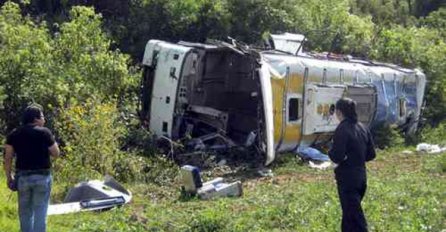 Survao se autobus niz liticu u Peruu, najmanje 25 mrtvih