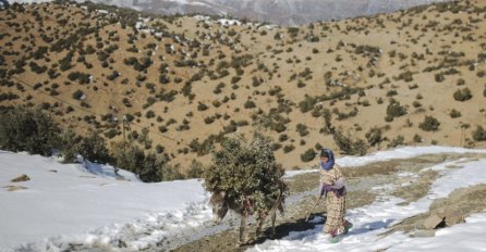 U OVOM DIJELU ZEMLJE LJUDI DECENIJAMA NISU VIDJELI SNIJEG: Putevi blokirani, škole zatvorene, pojedini ostali bez struje i vode