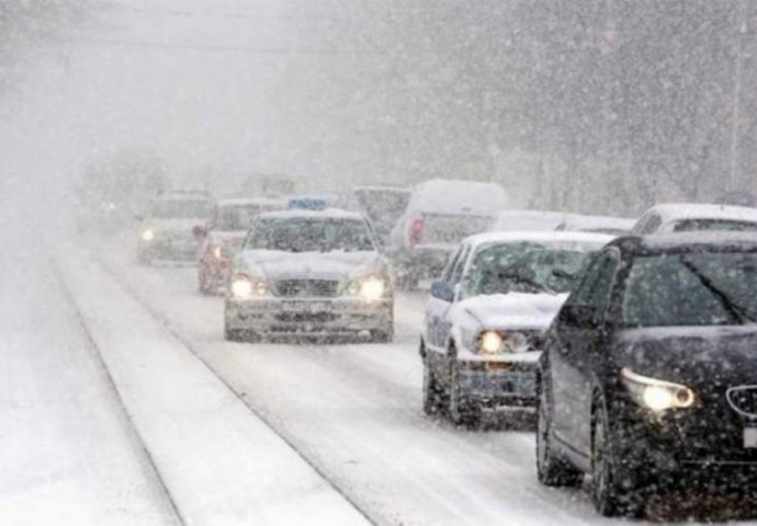Zbog snježnih padavina i jakog vjetra zabranjen saobraćaj za sva vozila na regionalnom putu