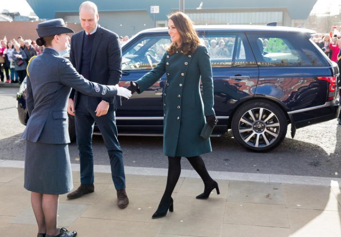 DO SADA NEVIĐENO U KRALJEVSKOJ PORODICI: Ovaj detalj na ruci Kate Middleton do sada nismo mogli vidjeti 