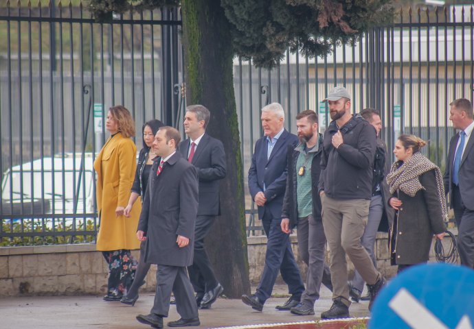 Podgorica: Dužnosnici pred američkom ambasadom