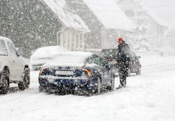 ZATRPANI SNIJEGOM: Vojska na terenu, pomažu čistiti snijeg, pogledajte fotografije