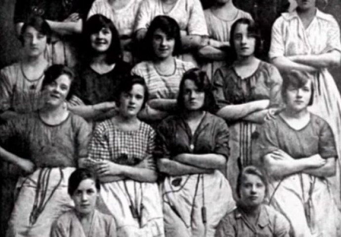 Na fotografiji staroj više od 100 godina, pronašli su uznemirujući detalj: POGLEDAJTE ŽENE U 2. REDU! (FOTO)