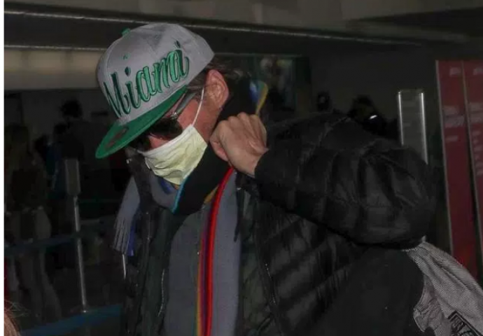 Krio je da se bori s rakom grla: Poznatog glumca paparaci snimili na aerodromu